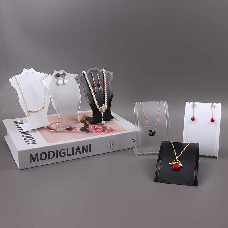 Akrylowy mini naszyjnik Maneki – Body Jewelry Display Ideas recenzja i cena