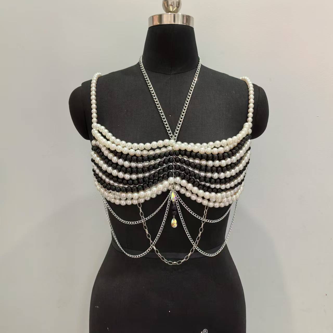 Czarno-białe tkane plastikowe  – Body Jewelry Vest recenzja i cena